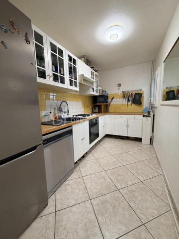 A Savigny le temple, dans le quartier de Plessis le roi, venez visiter cet appartement de 2 pièces.
L’entrée s’ouvre sur une entrée qui vous présente une belle cuisine indépendante mais ouvrable sur le salon.
Le salon quant à lui est baigné de lumière grâce à la large baie vitrée et sa vaste terrasse 
Côté nuit, profitez d’une salle de bain , d’un toilette séparé et une chambre avec accès à la terrasse