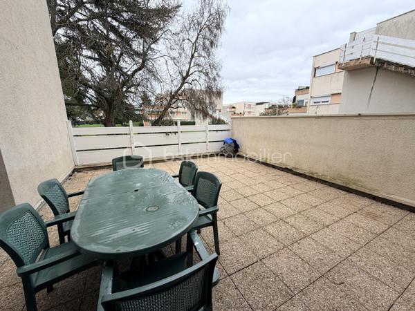 A Savigny le temple, dans le quartier de Plessis le roi, venez visiter cet appartement de 2 pièces.
L’entrée s’ouvre sur une entrée qui vous présente une belle cuisine indépendante mais ouvrable sur le salon.
Le salon quant à lui est baigné de lumière grâce à la large baie vitrée et sa vaste terrasse 
Côté nuit, profitez d’une salle de bain , d’un toilette séparé et une chambre avec accès à la terrasse