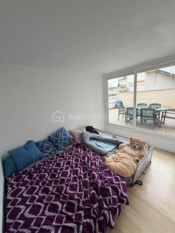 A Savigny le temple, dans le quartier de Plessis le roi, venez visiter cet appartement de 2 pièces.
L’entrée s’ouvre sur une entrée qui vous présente une belle cuisine indépendante mais ouvrable sur le salon.
Le salon quant à lui est baigné de lumière grâce à la large baie vitrée et sa vaste terrasse 
Côté nuit, profitez d’une salle de bain , d’un toilette séparé et une chambre avec accès à la terrasse