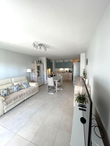 Situé à Cannes-Ecluse, à 10 mn en voiture de la gare de Montereau, 6 mn de l’autoroute A5, venez poser vos valises dans ce bel appartement situé en rez-de-chaussée avec jardin privé clos.

Il se compose d’une entrée avec placards, d’une cuisine aménagée et équipée ouverte sur le séjour salon, et d'un bureau pouvant servir de chambre d'appoint.

Le couloir dessert deux belles chambres dont une avec grand placard, et l'autre avec un accès direct à la terrasse, une salle d’eau avec douche à l'italienne et un wc séparé.

Les baies vitrées depuis le séjour et la chambre ouvrent sur une belle terrasse loggia donnant accès au jardin privé.

Un box fermé et une place de parking complètent le bien.

Les +++ 
- appartement très récent,
- Accès PMR,
- interphone,
- calme,