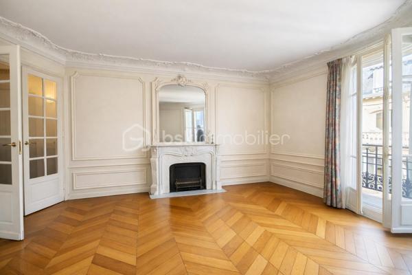 Corinne Duboscq vous propose :
un vrai coup de coeur pour ce  superbe appartement !
Dans un immeuble haussmannien de standing avec digicode, interphone, gardien, ascenseur
Un superbe appartement avec parquet de chêne d'origine, moulures, cheminées, belle hauteur sous plafond, 
Comprenant : une entrée avec porte blindée, un double séjour avec 2 cheminées et deux balcons avec une vue dégagée exposée plein sud. une cuisine dinatoire, 2 chambres très spacieuses, 2 salles de bains, wc indépendants (2 possibles) une buanderie.
En dépendance  : une chambre de service de 7 m² parfaitement aménagée et au sous -sol 2 caves.
L'appartement est à rafraichir - cuisine à refaire, peintures, et la 2ème salle d'eau.
Certaines pièces ont été virtuellement aménagées et/ ou vidées, 
Ne tardez pas à visiter ce bien