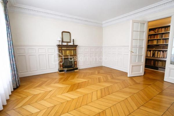 Corinne Duboscq vous propose :
un vrai coup de coeur pour ce  superbe appartement !
Dans un immeuble haussmannien de standing avec digicode, interphone, gardien, ascenseur
Un superbe appartement avec parquet de chêne d'origine, moulures, cheminées, belle hauteur sous plafond, 
Comprenant : une entrée avec porte blindée, un double séjour avec 2 cheminées et deux balcons avec une vue dégagée exposée plein sud. une cuisine dinatoire, 2 chambres très spacieuses, 2 salles de bains, wc indépendants (2 possibles) une buanderie.
En dépendance  : une chambre de service de 7 m² parfaitement aménagée et au sous -sol 2 caves.
L'appartement est à rafraichir - cuisine à refaire, peintures, et la 2ème salle d'eau.
Certaines pièces ont été virtuellement aménagées et/ ou vidées, 
Ne tardez pas à visiter ce bien