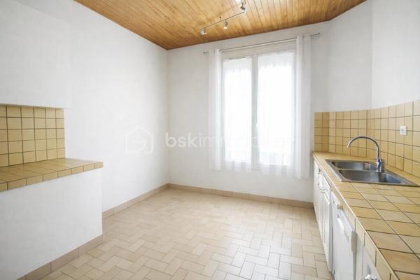 Corinne Duboscq vous propose :
un vrai coup de coeur pour ce  superbe appartement !
Dans un immeuble haussmannien de standing avec digicode, interphone, gardien, ascenseur
Un superbe appartement avec parquet de chêne d'origine, moulures, cheminées, belle hauteur sous plafond, 
Comprenant : une entrée avec porte blindée, un double séjour avec 2 cheminées et deux balcons avec une vue dégagée exposée plein sud. une cuisine dinatoire, 2 chambres très spacieuses, 2 salles de bains, wc indépendants (2 possibles) une buanderie.
En dépendance  : une chambre de service de 7 m² parfaitement aménagée et au sous -sol 2 caves.
L'appartement est à rafraichir - cuisine à refaire, peintures, et la 2ème salle d'eau.
Certaines pièces ont été virtuellement aménagées et/ ou vidées, 
Ne tardez pas à visiter ce bien