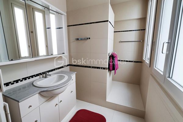 Corinne Duboscq vous propose :
un vrai coup de coeur pour ce  superbe appartement !
Dans un immeuble haussmannien de standing avec digicode, interphone, gardien, ascenseur
Un superbe appartement avec parquet de chêne d'origine, moulures, cheminées, belle hauteur sous plafond, 
Comprenant : une entrée avec porte blindée, un double séjour avec 2 cheminées et deux balcons avec une vue dégagée exposée plein sud. une cuisine dinatoire, 2 chambres très spacieuses, 2 salles de bains, wc indépendants (2 possibles) une buanderie.
En dépendance  : une chambre de service de 7 m² parfaitement aménagée et au sous -sol 2 caves.
L'appartement est à rafraichir - cuisine à refaire, peintures, et la 2ème salle d'eau.
Certaines pièces ont été virtuellement aménagées et/ ou vidées, 
Ne tardez pas à visiter ce bien