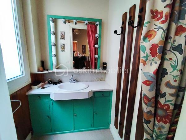 Corinne Duboscq vous propose :
un vrai coup de coeur pour ce  superbe appartement !
Dans un immeuble haussmannien de standing avec digicode, interphone, gardien, ascenseur
Un superbe appartement avec parquet de chêne d'origine, moulures, cheminées, belle hauteur sous plafond, 
Comprenant : une entrée avec porte blindée, un double séjour avec 2 cheminées et deux balcons avec une vue dégagée exposée plein sud. une cuisine dinatoire, 2 chambres très spacieuses, 2 salles de bains, wc indépendants (2 possibles) une buanderie.
En dépendance  : une chambre de service de 7 m² parfaitement aménagée et au sous -sol 2 caves.
L'appartement est à rafraichir - cuisine à refaire, peintures, et la 2ème salle d'eau.
Certaines pièces ont été virtuellement aménagées et/ ou vidées, 
Ne tardez pas à visiter ce bien