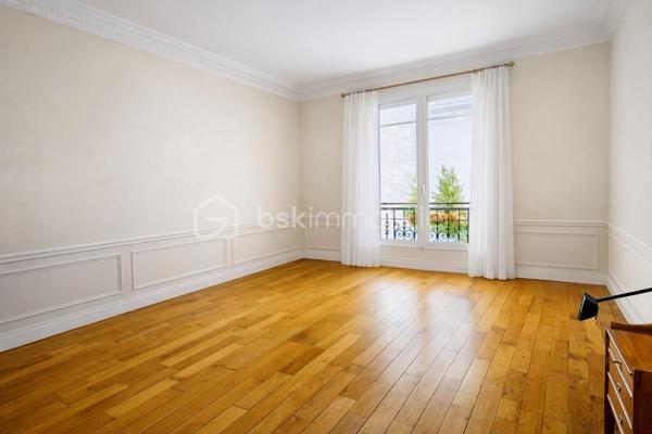 Corinne Duboscq vous propose :
un vrai coup de coeur pour ce  superbe appartement !
Dans un immeuble haussmannien de standing avec digicode, interphone, gardien, ascenseur
Un superbe appartement avec parquet de chêne d'origine, moulures, cheminées, belle hauteur sous plafond, 
Comprenant : une entrée avec porte blindée, un double séjour avec 2 cheminées et deux balcons avec une vue dégagée exposée plein sud. une cuisine dinatoire, 2 chambres très spacieuses, 2 salles de bains, wc indépendants (2 possibles) une buanderie.
En dépendance  : une chambre de service de 7 m² parfaitement aménagée et au sous -sol 2 caves.
L'appartement est à rafraichir - cuisine à refaire, peintures, et la 2ème salle d'eau.
Certaines pièces ont été virtuellement aménagées et/ ou vidées, 
Ne tardez pas à visiter ce bien