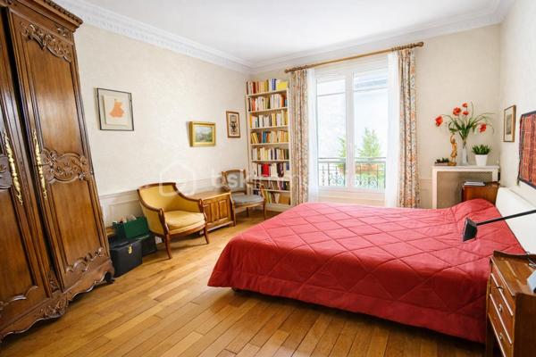 Corinne Duboscq vous propose :
un vrai coup de coeur pour ce  superbe appartement !
Dans un immeuble haussmannien de standing avec digicode, interphone, gardien, ascenseur
Un superbe appartement avec parquet de chêne d'origine, moulures, cheminées, belle hauteur sous plafond, 
Comprenant : une entrée avec porte blindée, un double séjour avec 2 cheminées et deux balcons avec une vue dégagée exposée plein sud. une cuisine dinatoire, 2 chambres très spacieuses, 2 salles de bains, wc indépendants (2 possibles) une buanderie.
En dépendance  : une chambre de service de 7 m² parfaitement aménagée et au sous -sol 2 caves.
L'appartement est à rafraichir - cuisine à refaire, peintures, et la 2ème salle d'eau.
Certaines pièces ont été virtuellement aménagées et/ ou vidées, 
Ne tardez pas à visiter ce bien