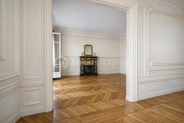 Corinne Duboscq vous propose :
un vrai coup de coeur pour ce  superbe appartement !
Dans un immeuble haussmannien de standing avec digicode, interphone, gardien, ascenseur
Un superbe appartement avec parquet de chêne d'origine, moulures, cheminées, belle hauteur sous plafond, 
Comprenant : une entrée avec porte blindée, un double séjour avec 2 cheminées et deux balcons avec une vue dégagée exposée plein sud. une cuisine dinatoire, 2 chambres très spacieuses, 2 salles de bains, wc indépendants (2 possibles) une buanderie.
En dépendance  : une chambre de service de 7 m² parfaitement aménagée et au sous -sol 2 caves.
L'appartement est à rafraichir - cuisine à refaire, peintures, et la 2ème salle d'eau.
Certaines pièces ont été virtuellement aménagées et/ ou vidées, 
Ne tardez pas à visiter ce bien