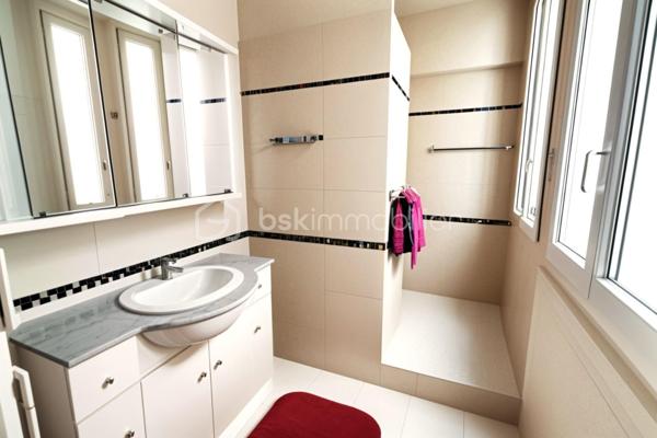 Corinne Duboscq vous propose :
un vrai coup de coeur pour ce  superbe appartement !
Dans un immeuble haussmannien de standing avec digicode, interphone, gardien, ascenseur
Un superbe appartement avec parquet de chêne d'origine, moulures, cheminées, belle hauteur sous plafond, 
Comprenant : une entrée avec porte blindée, un double séjour avec 2 cheminées et deux balcons avec une vue dégagée exposée plein sud. une cuisine dinatoire, 2 chambres très spacieuses, 2 salles de bains, wc indépendants (2 possibles) une buanderie.
En dépendance  : une chambre de service de 7 m² parfaitement aménagée et au sous -sol 2 caves.
L'appartement est à rafraichir - cuisine à refaire, peintures, et la 2ème salle d'eau.
Certaines pièces ont été virtuellement aménagées et/ ou vidées, 
Ne tardez pas à visiter ce bien