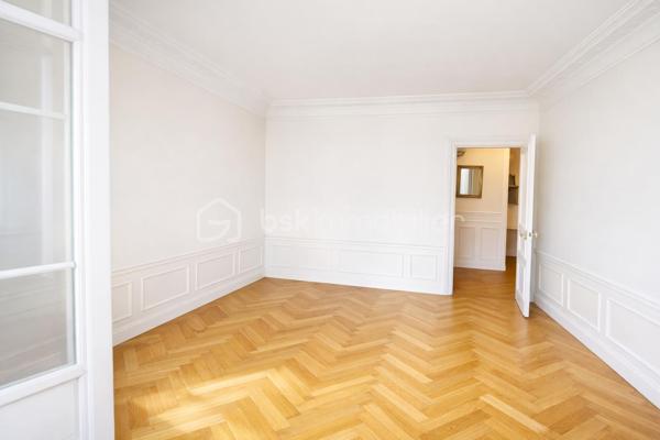 Corinne Duboscq vous propose :
un vrai coup de coeur pour ce  superbe appartement !
Dans un immeuble haussmannien de standing avec digicode, interphone, gardien, ascenseur
Un superbe appartement avec parquet de chêne d'origine, moulures, cheminées, belle hauteur sous plafond, 
Comprenant : une entrée avec porte blindée, un double séjour avec 2 cheminées et deux balcons avec une vue dégagée exposée plein sud. une cuisine dinatoire, 2 chambres très spacieuses, 2 salles de bains, wc indépendants (2 possibles) une buanderie.
En dépendance  : une chambre de service de 7 m² parfaitement aménagée et au sous -sol 2 caves.
L'appartement est à rafraichir - cuisine à refaire, peintures, et la 2ème salle d'eau.
Certaines pièces ont été virtuellement aménagées et/ ou vidées, 
Ne tardez pas à visiter ce bien