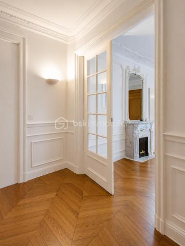 Corinne Duboscq vous propose :
un vrai coup de coeur pour ce  superbe appartement !
Dans un immeuble haussmannien de standing avec digicode, interphone, gardien, ascenseur
Un superbe appartement avec parquet de chêne d'origine, moulures, cheminées, belle hauteur sous plafond, 
Comprenant : une entrée avec porte blindée, un double séjour avec 2 cheminées et deux balcons avec une vue dégagée exposée plein sud. une cuisine dinatoire, 2 chambres très spacieuses, 2 salles de bains, wc indépendants (2 possibles) une buanderie.
En dépendance  : une chambre de service de 7 m² parfaitement aménagée et au sous -sol 2 caves.
L'appartement est à rafraichir - cuisine à refaire, peintures, et la 2ème salle d'eau.
Certaines pièces ont été virtuellement aménagées et/ ou vidées, 
Ne tardez pas à visiter ce bien
