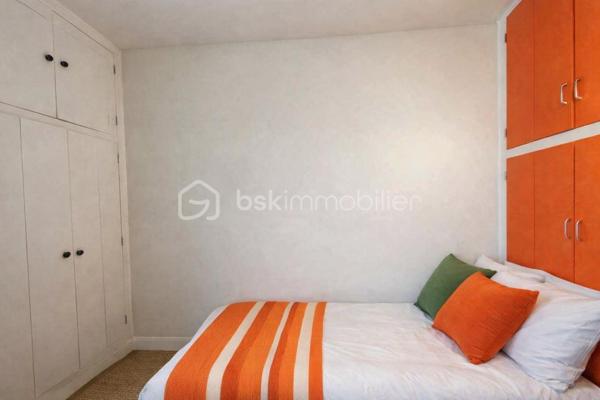 Corinne Duboscq vous propose :
un vrai coup de coeur pour ce  superbe appartement !
Dans un immeuble haussmannien de standing avec digicode, interphone, gardien, ascenseur
Un superbe appartement avec parquet de chêne d'origine, moulures, cheminées, belle hauteur sous plafond, 
Comprenant : une entrée avec porte blindée, un double séjour avec 2 cheminées et deux balcons avec une vue dégagée exposée plein sud. une cuisine dinatoire, 2 chambres très spacieuses, 2 salles de bains, wc indépendants (2 possibles) une buanderie.
En dépendance  : une chambre de service de 7 m² parfaitement aménagée et au sous -sol 2 caves.
L'appartement est à rafraichir - cuisine à refaire, peintures, et la 2ème salle d'eau.
Certaines pièces ont été virtuellement aménagées et/ ou vidées, 
Ne tardez pas à visiter ce bien