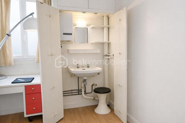 Corinne Duboscq vous propose :
un vrai coup de coeur pour ce  superbe appartement !
Dans un immeuble haussmannien de standing avec digicode, interphone, gardien, ascenseur
Un superbe appartement avec parquet de chêne d'origine, moulures, cheminées, belle hauteur sous plafond, 
Comprenant : une entrée avec porte blindée, un double séjour avec 2 cheminées et deux balcons avec une vue dégagée exposée plein sud. une cuisine dinatoire, 2 chambres très spacieuses, 2 salles de bains, wc indépendants (2 possibles) une buanderie.
En dépendance  : une chambre de service de 7 m² parfaitement aménagée et au sous -sol 2 caves.
L'appartement est à rafraichir - cuisine à refaire, peintures, et la 2ème salle d'eau.
Certaines pièces ont été virtuellement aménagées et/ ou vidées, 
Ne tardez pas à visiter ce bien