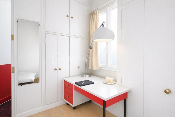 Corinne Duboscq vous propose :
un vrai coup de coeur pour ce  superbe appartement !
Dans un immeuble haussmannien de standing avec digicode, interphone, gardien, ascenseur
Un superbe appartement avec parquet de chêne d'origine, moulures, cheminées, belle hauteur sous plafond, 
Comprenant : une entrée avec porte blindée, un double séjour avec 2 cheminées et deux balcons avec une vue dégagée exposée plein sud. une cuisine dinatoire, 2 chambres très spacieuses, 2 salles de bains, wc indépendants (2 possibles) une buanderie.
En dépendance  : une chambre de service de 7 m² parfaitement aménagée et au sous -sol 2 caves.
L'appartement est à rafraichir - cuisine à refaire, peintures, et la 2ème salle d'eau.
Certaines pièces ont été virtuellement aménagées et/ ou vidées, 
Ne tardez pas à visiter ce bien