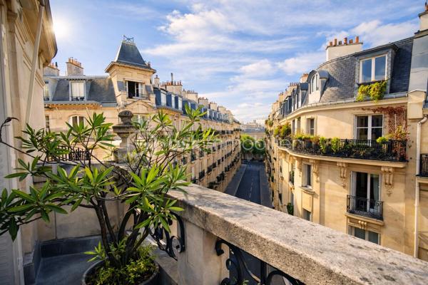 Corinne Duboscq vous propose :
un vrai coup de coeur pour ce  superbe appartement !
Dans un immeuble haussmannien de standing avec digicode, interphone, gardien, ascenseur
Un superbe appartement avec parquet de chêne d'origine, moulures, cheminées, belle hauteur sous plafond, 
Comprenant : une entrée avec porte blindée, un double séjour avec 2 cheminées et deux balcons avec une vue dégagée exposée plein sud. une cuisine dinatoire, 2 chambres très spacieuses, 2 salles de bains, wc indépendants (2 possibles) une buanderie.
En dépendance  : une chambre de service de 7 m² parfaitement aménagée et au sous -sol 2 caves.
L'appartement est à rafraichir - cuisine à refaire, peintures, et la 2ème salle d'eau.
Certaines pièces ont été virtuellement aménagées et/ ou vidées, 
Ne tardez pas à visiter ce bien