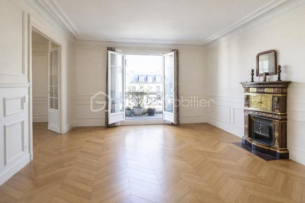 Corinne Duboscq vous propose :
un vrai coup de coeur pour ce  superbe appartement !
Dans un immeuble haussmannien de standing avec digicode, interphone, gardien, ascenseur
Un superbe appartement avec parquet de chêne d'origine, moulures, cheminées, belle hauteur sous plafond, 
Comprenant : une entrée avec porte blindée, un double séjour avec 2 cheminées et deux balcons avec une vue dégagée exposée plein sud. une cuisine dinatoire, 2 chambres très spacieuses, 2 salles de bains, wc indépendants (2 possibles) une buanderie.
En dépendance  : une chambre de service de 7 m² parfaitement aménagée et au sous -sol 2 caves.
L'appartement est à rafraichir - cuisine à refaire, peintures, et la 2ème salle d'eau.
Certaines pièces ont été virtuellement aménagées et/ ou vidées, 
Ne tardez pas à visiter ce bien