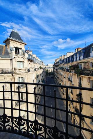 Corinne Duboscq vous propose :
un vrai coup de coeur pour ce  superbe appartement !
Dans un immeuble haussmannien de standing avec digicode, interphone, gardien, ascenseur
Un superbe appartement avec parquet de chêne d'origine, moulures, cheminées, belle hauteur sous plafond, 
Comprenant : une entrée avec porte blindée, un double séjour avec 2 cheminées et deux balcons avec une vue dégagée exposée plein sud. une cuisine dinatoire, 2 chambres très spacieuses, 2 salles de bains, wc indépendants (2 possibles) une buanderie.
En dépendance  : une chambre de service de 7 m² parfaitement aménagée et au sous -sol 2 caves.
L'appartement est à rafraichir - cuisine à refaire, peintures, et la 2ème salle d'eau.
Certaines pièces ont été virtuellement aménagées et/ ou vidées, 
Ne tardez pas à visiter ce bien
