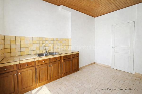 Corinne Duboscq vous propose :
un vrai coup de coeur pour ce  superbe appartement !
Dans un immeuble haussmannien de standing avec digicode, interphone, gardien, ascenseur
Un superbe appartement avec parquet de chêne d'origine, moulures, cheminées, belle hauteur sous plafond, 
Comprenant : une entrée avec porte blindée, un double séjour avec 2 cheminées et deux balcons avec une vue dégagée exposée plein sud. une cuisine dinatoire, 2 chambres très spacieuses, 2 salles de bains, wc indépendants (2 possibles) une buanderie.
En dépendance  : une chambre de service de 7 m² parfaitement aménagée et au sous -sol 2 caves.
L'appartement est à rafraichir - cuisine à refaire, peintures, et la 2ème salle d'eau.
Certaines pièces ont été virtuellement aménagées et/ ou vidées, 
Ne tardez pas à visiter ce bien
