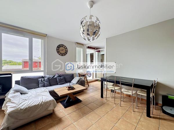 Situé rive droite à Corbeil-Essonnes, à deux pas de la place Saint-Léonard et de toutes ses commodités, cet appartement vous séduira dès la première visite par sa luminosité exceptionnelle et son orientation plein sud-ouest.
La gare et les bus sont accessibles en moins de 10 minutes à pied — idéal pour les actifs travaillant en région parisienne.
L'appartement :
Situé au 1er étage d'une résidence de 10 étages, bien entretenue, avec gardien, ascenseur et accès sécurisé vigik, vous trouverez un logement parfaitement agencé : une entrée avec placard, un beau séjour lumineux ouvert sur une cuisine entièrement aménagée et équipée, un balcon fermé en double vitrage PVC (utilisable toute l'année, sécurisé pour vos animaux) avec vue sur le soleil couchant, deux belles chambres dont une avec accès au balcon, un dressing, une pièce bureau modulable selon vos besoins, une salle d'eau avec arrivées pour le lave-linge, et un WC indépendant. Une place de parking en sous-sol est incluse dans la vente.
Un avantage rare : des charges tout compris !
Les charges incluent : gardien, ascenseur, ménage des parties communes, sortie des poubelles, vigik, eau chaude, eau froide et chauffage collectif. Il ne vous reste plus qu'à régler votre électricité personnelle. Zéro mauvaise surprise budgétaire.
Ce bien est idéal pour :

Un primo-accédant souhaitant un logement clé en main
Un couple avec un enfant
Les propriétaires d'animaux (balcon sécurisé)
Tout actif recherchant la proximité des transports

Ne laissez pas passer cette opportunité — les biens avec ce niveau de prestations et des charges aussi maîtrisées se font rares !
Contactez-moi pour organiser une visite.