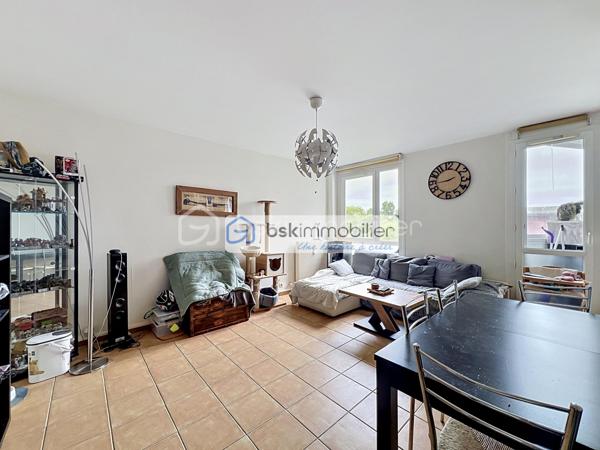 Situé rive droite à Corbeil-Essonnes, à deux pas de la place Saint-Léonard et de toutes ses commodités, cet appartement vous séduira dès la première visite par sa luminosité exceptionnelle et son orientation plein sud-ouest.
La gare et les bus sont accessibles en moins de 10 minutes à pied — idéal pour les actifs travaillant en région parisienne.
L'appartement :
Situé au 1er étage d'une résidence de 10 étages, bien entretenue, avec gardien, ascenseur et accès sécurisé vigik, vous trouverez un logement parfaitement agencé : une entrée avec placard, un beau séjour lumineux ouvert sur une cuisine entièrement aménagée et équipée, un balcon fermé en double vitrage PVC (utilisable toute l'année, sécurisé pour vos animaux) avec vue sur le soleil couchant, deux belles chambres dont une avec accès au balcon, un dressing, une pièce bureau modulable selon vos besoins, une salle d'eau avec arrivées pour le lave-linge, et un WC indépendant. Une place de parking en sous-sol est incluse dans la vente.
Un avantage rare : des charges tout compris !
Les charges incluent : gardien, ascenseur, ménage des parties communes, sortie des poubelles, vigik, eau chaude, eau froide et chauffage collectif. Il ne vous reste plus qu'à régler votre électricité personnelle. Zéro mauvaise surprise budgétaire.
Ce bien est idéal pour :

Un primo-accédant souhaitant un logement clé en main
Un couple avec un enfant
Les propriétaires d'animaux (balcon sécurisé)
Tout actif recherchant la proximité des transports

Ne laissez pas passer cette opportunité — les biens avec ce niveau de prestations et des charges aussi maîtrisées se font rares !
Contactez-moi pour organiser une visite.