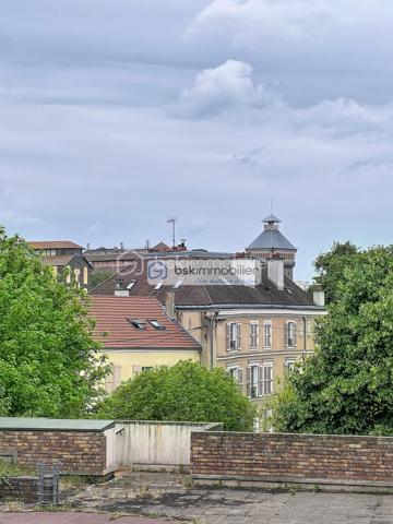Situé rive droite à Corbeil-Essonnes, à deux pas de la place Saint-Léonard et de toutes ses commodités, cet appartement vous séduira dès la première visite par sa luminosité exceptionnelle et son orientation plein sud-ouest.
La gare et les bus sont accessibles en moins de 10 minutes à pied — idéal pour les actifs travaillant en région parisienne.
L'appartement :
Situé au 1er étage d'une résidence de 10 étages, bien entretenue, avec gardien, ascenseur et accès sécurisé vigik, vous trouverez un logement parfaitement agencé : une entrée avec placard, un beau séjour lumineux ouvert sur une cuisine entièrement aménagée et équipée, un balcon fermé en double vitrage PVC (utilisable toute l'année, sécurisé pour vos animaux) avec vue sur le soleil couchant, deux belles chambres dont une avec accès au balcon, un dressing, une pièce bureau modulable selon vos besoins, une salle d'eau avec arrivées pour le lave-linge, et un WC indépendant. Une place de parking en sous-sol est incluse dans la vente.
Un avantage rare : des charges tout compris !
Les charges incluent : gardien, ascenseur, ménage des parties communes, sortie des poubelles, vigik, eau chaude, eau froide et chauffage collectif. Il ne vous reste plus qu'à régler votre électricité personnelle. Zéro mauvaise surprise budgétaire.
Ce bien est idéal pour :

Un primo-accédant souhaitant un logement clé en main
Un couple avec un enfant
Les propriétaires d'animaux (balcon sécurisé)
Tout actif recherchant la proximité des transports

Ne laissez pas passer cette opportunité — les biens avec ce niveau de prestations et des charges aussi maîtrisées se font rares !
Contactez-moi pour organiser une visite.