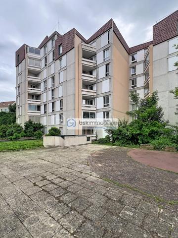 Situé rive droite à Corbeil-Essonnes, à deux pas de la place Saint-Léonard et de toutes ses commodités, cet appartement vous séduira dès la première visite par sa luminosité exceptionnelle et son orientation plein sud-ouest.
La gare et les bus sont accessibles en moins de 10 minutes à pied — idéal pour les actifs travaillant en région parisienne.
L'appartement :
Situé au 1er étage d'une résidence de 10 étages, bien entretenue, avec gardien, ascenseur et accès sécurisé vigik, vous trouverez un logement parfaitement agencé : une entrée avec placard, un beau séjour lumineux ouvert sur une cuisine entièrement aménagée et équipée, un balcon fermé en double vitrage PVC (utilisable toute l'année, sécurisé pour vos animaux) avec vue sur le soleil couchant, deux belles chambres dont une avec accès au balcon, un dressing, une pièce bureau modulable selon vos besoins, une salle d'eau avec arrivées pour le lave-linge, et un WC indépendant. Une place de parking en sous-sol est incluse dans la vente.
Un avantage rare : des charges tout compris !
Les charges incluent : gardien, ascenseur, ménage des parties communes, sortie des poubelles, vigik, eau chaude, eau froide et chauffage collectif. Il ne vous reste plus qu'à régler votre électricité personnelle. Zéro mauvaise surprise budgétaire.
Ce bien est idéal pour :

Un primo-accédant souhaitant un logement clé en main
Un couple avec un enfant
Les propriétaires d'animaux (balcon sécurisé)
Tout actif recherchant la proximité des transports

Ne laissez pas passer cette opportunité — les biens avec ce niveau de prestations et des charges aussi maîtrisées se font rares !
Contactez-moi pour organiser une visite.