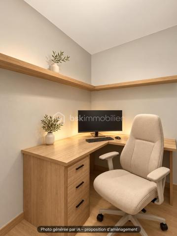 À proximité de la place Saint-Léonard, cet appartement de 66 m² réunit deux chambres, un espace bureau, un balcon fermé et une place de parking en sous-sol.

Situé au premier étage d’une résidence avec gardien, ascenseur et accès sécurisé, il comprend une entrée avec rangement, un séjour ouvert sur la cuisine aménagée et équipée, deux chambres, un espace bureau et un dressing. La salle d’eau dispose d’un emplacement pour le lave-linge ; les WC sont séparés. Le balcon fermé par des menuiseries en double vitrage prolonge l’appartement.

Les charges de copropriété annoncées s’élèvent à 3 000 € par an, soit environ 250 € par mois . Elles comprennent notamment le chauffage collectif, l’eau chaude, l’eau froide, le gardien et l’entretien des parties communes. DPE : D.

Un appartement à découvrir si vous recherchez deux chambres et un stationnement dans le secteur de la rive droite. Contactez Moi pour obtenir les détails et organiser votre visite.

Ce bien est idéal pour :

Un primo-accédant souhaitant un logement clé en main
Un couple avec un enfant
Les propriétaires d'animaux (balcon sécurisé)