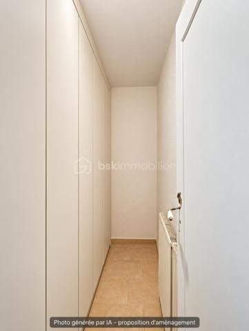 À proximité de la place Saint-Léonard, cet appartement de 66 m² réunit deux chambres, un espace bureau, un balcon fermé et une place de parking en sous-sol.

Situé au premier étage d’une résidence avec gardien, ascenseur et accès sécurisé, il comprend une entrée avec rangement, un séjour ouvert sur la cuisine aménagée et équipée, deux chambres, un espace bureau et un dressing. La salle d’eau dispose d’un emplacement pour le lave-linge ; les WC sont séparés. Le balcon fermé par des menuiseries en double vitrage prolonge l’appartement.

Les charges de copropriété annoncées s’élèvent à 3 000 € par an, soit environ 250 € par mois . Elles comprennent notamment le chauffage collectif, l’eau chaude, l’eau froide, le gardien et l’entretien des parties communes. DPE : D.

Un appartement à découvrir si vous recherchez deux chambres et un stationnement dans le secteur de la rive droite. Contactez Moi pour obtenir les détails et organiser votre visite.

Ce bien est idéal pour :

Un primo-accédant souhaitant un logement clé en main
Un couple avec un enfant
Les propriétaires d'animaux (balcon sécurisé)