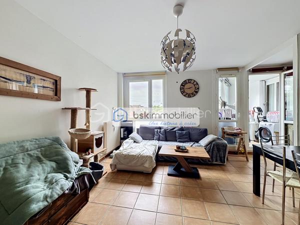 Situé rive droite à Corbeil-Essonnes, à deux pas de la place Saint-Léonard et de toutes ses commodités, cet appartement vous séduira dès la première visite par sa luminosité exceptionnelle et son orientation plein sud-ouest.
La gare et les bus sont accessibles en moins de 10 minutes à pied — idéal pour les actifs travaillant en région parisienne.
L'appartement :
Situé au 1er étage d'une résidence de 10 étages, bien entretenue, avec gardien, ascenseur et accès sécurisé vigik, vous trouverez un logement parfaitement agencé : une entrée avec placard, un beau séjour lumineux ouvert sur une cuisine entièrement aménagée et équipée, un balcon fermé en double vitrage PVC (utilisable toute l'année, sécurisé pour vos animaux) avec vue sur le soleil couchant, deux belles chambres dont une avec accès au balcon, un dressing, une pièce bureau modulable selon vos besoins, une salle d'eau avec arrivées pour le lave-linge, et un WC indépendant. Une place de parking en sous-sol est incluse dans la vente.
Un avantage rare : des charges tout compris !
Les charges incluent : gardien, ascenseur, ménage des parties communes, sortie des poubelles, vigik, eau chaude, eau froide et chauffage collectif. Il ne vous reste plus qu'à régler votre électricité personnelle. Zéro mauvaise surprise budgétaire.
Ce bien est idéal pour :

Un primo-accédant souhaitant un logement clé en main
Un couple avec un enfant
Les propriétaires d'animaux (balcon sécurisé)
Tout actif recherchant la proximité des transports

Ne laissez pas passer cette opportunité — les biens avec ce niveau de prestations et des charges aussi maîtrisées se font rares !
Contactez-moi pour organiser une visite.