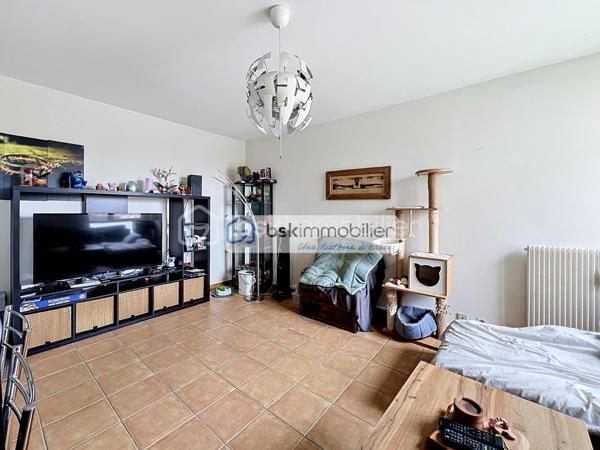 Situé rive droite à Corbeil-Essonnes, à deux pas de la place Saint-Léonard et de toutes ses commodités, cet appartement vous séduira dès la première visite par sa luminosité exceptionnelle et son orientation plein sud-ouest.
La gare et les bus sont accessibles en moins de 10 minutes à pied — idéal pour les actifs travaillant en région parisienne.
L'appartement :
Situé au 1er étage d'une résidence de 10 étages, bien entretenue, avec gardien, ascenseur et accès sécurisé vigik, vous trouverez un logement parfaitement agencé : une entrée avec placard, un beau séjour lumineux ouvert sur une cuisine entièrement aménagée et équipée, un balcon fermé en double vitrage PVC (utilisable toute l'année, sécurisé pour vos animaux) avec vue sur le soleil couchant, deux belles chambres dont une avec accès au balcon, un dressing, une pièce bureau modulable selon vos besoins, une salle d'eau avec arrivées pour le lave-linge, et un WC indépendant. Une place de parking en sous-sol est incluse dans la vente.
Un avantage rare : des charges tout compris !
Les charges incluent : gardien, ascenseur, ménage des parties communes, sortie des poubelles, vigik, eau chaude, eau froide et chauffage collectif. Il ne vous reste plus qu'à régler votre électricité personnelle. Zéro mauvaise surprise budgétaire.
Ce bien est idéal pour :

Un primo-accédant souhaitant un logement clé en main
Un couple avec un enfant
Les propriétaires d'animaux (balcon sécurisé)
Tout actif recherchant la proximité des transports

Ne laissez pas passer cette opportunité — les biens avec ce niveau de prestations et des charges aussi maîtrisées se font rares !
Contactez-moi pour organiser une visite.