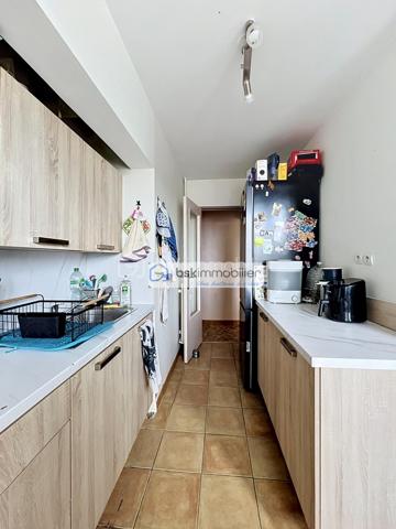 Situé rive droite à Corbeil-Essonnes, à deux pas de la place Saint-Léonard et de toutes ses commodités, cet appartement vous séduira dès la première visite par sa luminosité exceptionnelle et son orientation plein sud-ouest.
La gare et les bus sont accessibles en moins de 10 minutes à pied — idéal pour les actifs travaillant en région parisienne.
L'appartement :
Situé au 1er étage d'une résidence de 10 étages, bien entretenue, avec gardien, ascenseur et accès sécurisé vigik, vous trouverez un logement parfaitement agencé : une entrée avec placard, un beau séjour lumineux ouvert sur une cuisine entièrement aménagée et équipée, un balcon fermé en double vitrage PVC (utilisable toute l'année, sécurisé pour vos animaux) avec vue sur le soleil couchant, deux belles chambres dont une avec accès au balcon, un dressing, une pièce bureau modulable selon vos besoins, une salle d'eau avec arrivées pour le lave-linge, et un WC indépendant. Une place de parking en sous-sol est incluse dans la vente.
Un avantage rare : des charges tout compris !
Les charges incluent : gardien, ascenseur, ménage des parties communes, sortie des poubelles, vigik, eau chaude, eau froide et chauffage collectif. Il ne vous reste plus qu'à régler votre électricité personnelle. Zéro mauvaise surprise budgétaire.
Ce bien est idéal pour :

Un primo-accédant souhaitant un logement clé en main
Un couple avec un enfant
Les propriétaires d'animaux (balcon sécurisé)
Tout actif recherchant la proximité des transports

Ne laissez pas passer cette opportunité — les biens avec ce niveau de prestations et des charges aussi maîtrisées se font rares !
Contactez-moi pour organiser une visite.