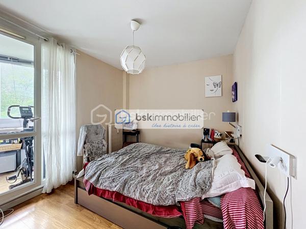 Situé rive droite à Corbeil-Essonnes, à deux pas de la place Saint-Léonard et de toutes ses commodités, cet appartement vous séduira dès la première visite par sa luminosité exceptionnelle et son orientation plein sud-ouest.
La gare et les bus sont accessibles en moins de 10 minutes à pied — idéal pour les actifs travaillant en région parisienne.
L'appartement :
Situé au 1er étage d'une résidence de 10 étages, bien entretenue, avec gardien, ascenseur et accès sécurisé vigik, vous trouverez un logement parfaitement agencé : une entrée avec placard, un beau séjour lumineux ouvert sur une cuisine entièrement aménagée et équipée, un balcon fermé en double vitrage PVC (utilisable toute l'année, sécurisé pour vos animaux) avec vue sur le soleil couchant, deux belles chambres dont une avec accès au balcon, un dressing, une pièce bureau modulable selon vos besoins, une salle d'eau avec arrivées pour le lave-linge, et un WC indépendant. Une place de parking en sous-sol est incluse dans la vente.
Un avantage rare : des charges tout compris !
Les charges incluent : gardien, ascenseur, ménage des parties communes, sortie des poubelles, vigik, eau chaude, eau froide et chauffage collectif. Il ne vous reste plus qu'à régler votre électricité personnelle. Zéro mauvaise surprise budgétaire.
Ce bien est idéal pour :

Un primo-accédant souhaitant un logement clé en main
Un couple avec un enfant
Les propriétaires d'animaux (balcon sécurisé)
Tout actif recherchant la proximité des transports

Ne laissez pas passer cette opportunité — les biens avec ce niveau de prestations et des charges aussi maîtrisées se font rares !
Contactez-moi pour organiser une visite.