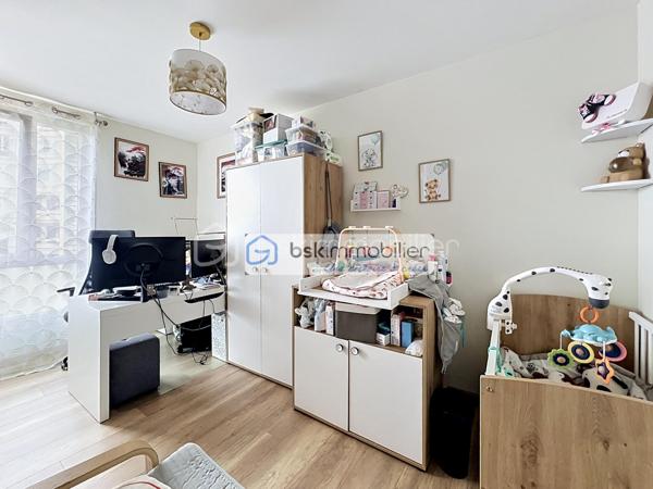 Situé rive droite à Corbeil-Essonnes, à deux pas de la place Saint-Léonard et de toutes ses commodités, cet appartement vous séduira dès la première visite par sa luminosité exceptionnelle et son orientation plein sud-ouest.
La gare et les bus sont accessibles en moins de 10 minutes à pied — idéal pour les actifs travaillant en région parisienne.
L'appartement :
Situé au 1er étage d'une résidence de 10 étages, bien entretenue, avec gardien, ascenseur et accès sécurisé vigik, vous trouverez un logement parfaitement agencé : une entrée avec placard, un beau séjour lumineux ouvert sur une cuisine entièrement aménagée et équipée, un balcon fermé en double vitrage PVC (utilisable toute l'année, sécurisé pour vos animaux) avec vue sur le soleil couchant, deux belles chambres dont une avec accès au balcon, un dressing, une pièce bureau modulable selon vos besoins, une salle d'eau avec arrivées pour le lave-linge, et un WC indépendant. Une place de parking en sous-sol est incluse dans la vente.
Un avantage rare : des charges tout compris !
Les charges incluent : gardien, ascenseur, ménage des parties communes, sortie des poubelles, vigik, eau chaude, eau froide et chauffage collectif. Il ne vous reste plus qu'à régler votre électricité personnelle. Zéro mauvaise surprise budgétaire.
Ce bien est idéal pour :

Un primo-accédant souhaitant un logement clé en main
Un couple avec un enfant
Les propriétaires d'animaux (balcon sécurisé)
Tout actif recherchant la proximité des transports

Ne laissez pas passer cette opportunité — les biens avec ce niveau de prestations et des charges aussi maîtrisées se font rares !
Contactez-moi pour organiser une visite.