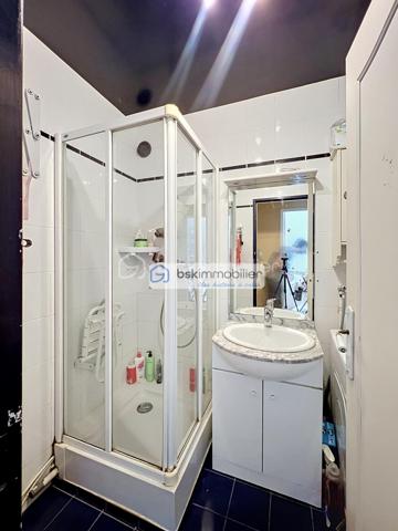Situé rive droite à Corbeil-Essonnes, à deux pas de la place Saint-Léonard et de toutes ses commodités, cet appartement vous séduira dès la première visite par sa luminosité exceptionnelle et son orientation plein sud-ouest.
La gare et les bus sont accessibles en moins de 10 minutes à pied — idéal pour les actifs travaillant en région parisienne.
L'appartement :
Situé au 1er étage d'une résidence de 10 étages, bien entretenue, avec gardien, ascenseur et accès sécurisé vigik, vous trouverez un logement parfaitement agencé : une entrée avec placard, un beau séjour lumineux ouvert sur une cuisine entièrement aménagée et équipée, un balcon fermé en double vitrage PVC (utilisable toute l'année, sécurisé pour vos animaux) avec vue sur le soleil couchant, deux belles chambres dont une avec accès au balcon, un dressing, une pièce bureau modulable selon vos besoins, une salle d'eau avec arrivées pour le lave-linge, et un WC indépendant. Une place de parking en sous-sol est incluse dans la vente.
Un avantage rare : des charges tout compris !
Les charges incluent : gardien, ascenseur, ménage des parties communes, sortie des poubelles, vigik, eau chaude, eau froide et chauffage collectif. Il ne vous reste plus qu'à régler votre électricité personnelle. Zéro mauvaise surprise budgétaire.
Ce bien est idéal pour :

Un primo-accédant souhaitant un logement clé en main
Un couple avec un enfant
Les propriétaires d'animaux (balcon sécurisé)
Tout actif recherchant la proximité des transports

Ne laissez pas passer cette opportunité — les biens avec ce niveau de prestations et des charges aussi maîtrisées se font rares !
Contactez-moi pour organiser une visite.
