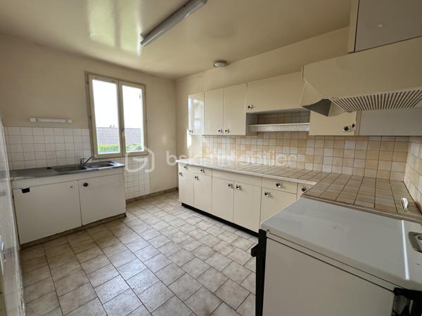 Situé sur la commune de Villeneuve‑sur‑Yonne, ce pavillon de 72 m² édifié sur un terrain de 650 m² offre un cadre de vie agréable, idéal pour une famille ou un premier achat.

🌟 Description du bien
La maison se compose de :
Une cuisine aménagée et séparée
Un salon / séjour
Trois chambres
Une salle d’eau
Un WC indépendant

Le tout est édifié sur un sous‑sol total, offrant de belles possibilités d’aménagement : espace de stockage, atelier, buanderie ou même pièce supplémentaire selon vos besoins.

🌳 Extérieur
Terrain de 650 m², entièrement clos
Environnement calme et résidentiel

💡 Les plus
Tout‑à‑l’égout sur la commune, proche école maternelle, gare.

Maison fonctionnelle et bien agencée
Si vous souhaitez visiter, je suis à votre disposition pour vous accompagner dans votre projet.