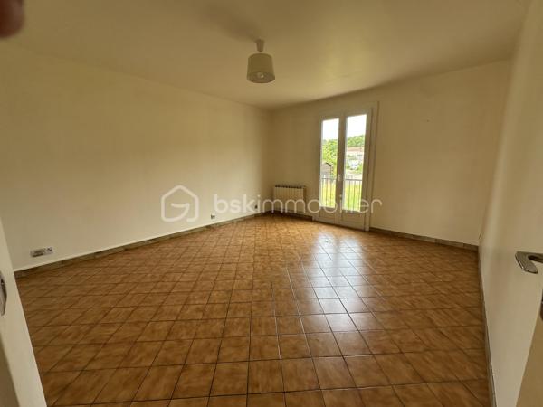 Situé sur la commune de Villeneuve‑sur‑Yonne, ce pavillon de 72 m² édifié sur un terrain de 650 m² offre un cadre de vie agréable, idéal pour une famille ou un premier achat.

🌟 Description du bien
La maison se compose de :
Une cuisine aménagée et séparée
Un salon / séjour
Trois chambres
Une salle d’eau
Un WC indépendant

Le tout est édifié sur un sous‑sol total, offrant de belles possibilités d’aménagement : espace de stockage, atelier, buanderie ou même pièce supplémentaire selon vos besoins.

🌳 Extérieur
Terrain de 650 m², entièrement clos
Environnement calme et résidentiel

💡 Les plus
Tout‑à‑l’égout sur la commune, proche école maternelle, gare.

Maison fonctionnelle et bien agencée
Si vous souhaitez visiter, je suis à votre disposition pour vous accompagner dans votre projet.