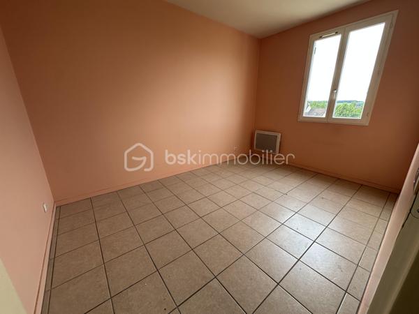 Situé sur la commune de Villeneuve‑sur‑Yonne, ce pavillon de 72 m² édifié sur un terrain de 650 m² offre un cadre de vie agréable, idéal pour une famille ou un premier achat.

🌟 Description du bien
La maison se compose de :
Une cuisine aménagée et séparée
Un salon / séjour
Trois chambres
Une salle d’eau
Un WC indépendant

Le tout est édifié sur un sous‑sol total, offrant de belles possibilités d’aménagement : espace de stockage, atelier, buanderie ou même pièce supplémentaire selon vos besoins.

🌳 Extérieur
Terrain de 650 m², entièrement clos
Environnement calme et résidentiel

💡 Les plus
Tout‑à‑l’égout sur la commune, proche école maternelle, gare.

Maison fonctionnelle et bien agencée
Si vous souhaitez visiter, je suis à votre disposition pour vous accompagner dans votre projet.