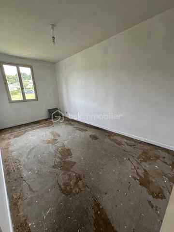 Situé sur la commune de Villeneuve‑sur‑Yonne, ce pavillon de 72 m² édifié sur un terrain de 650 m² offre un cadre de vie agréable, idéal pour une famille ou un premier achat.

🌟 Description du bien
La maison se compose de :
Une cuisine aménagée et séparée
Un salon / séjour
Trois chambres
Une salle d’eau
Un WC indépendant

Le tout est édifié sur un sous‑sol total, offrant de belles possibilités d’aménagement : espace de stockage, atelier, buanderie ou même pièce supplémentaire selon vos besoins.

🌳 Extérieur
Terrain de 650 m², entièrement clos
Environnement calme et résidentiel

💡 Les plus
Tout‑à‑l’égout sur la commune, proche école maternelle, gare.

Maison fonctionnelle et bien agencée
Si vous souhaitez visiter, je suis à votre disposition pour vous accompagner dans votre projet.