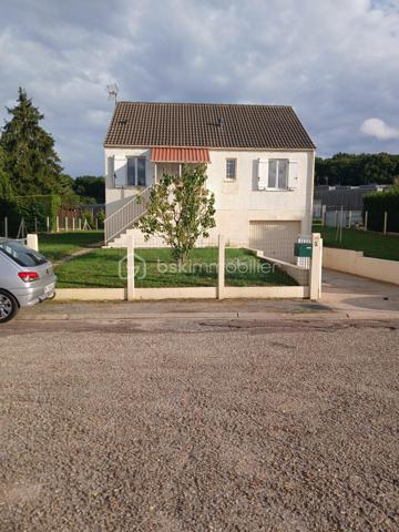 Situé sur la commune de Villeneuve‑sur‑Yonne, ce pavillon de 72 m² édifié sur un terrain de 650 m² offre un cadre de vie agréable, idéal pour une famille ou un premier achat.

🌟 Description du bien
La maison se compose de :
Une cuisine aménagée et séparée
Un salon / séjour
Trois chambres
Une salle d’eau
Un WC indépendant

Le tout est édifié sur un sous‑sol total, offrant de belles possibilités d’aménagement : espace de stockage, atelier, buanderie ou même pièce supplémentaire selon vos besoins.

🌳 Extérieur
Terrain de 650 m², entièrement clos
Environnement calme et résidentiel

💡 Les plus
Tout‑à‑l’égout sur la commune, proche école maternelle, gare.

Maison fonctionnelle et bien agencée
Si vous souhaitez visiter, je suis à votre disposition pour vous accompagner dans votre projet.