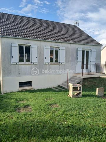 Situé sur la commune de Villeneuve‑sur‑Yonne, ce pavillon de 72 m² édifié sur un terrain de 650 m² offre un cadre de vie agréable, idéal pour une famille ou un premier achat.

🌟 Description du bien
La maison se compose de :
Une cuisine aménagée et séparée
Un salon / séjour
Trois chambres
Une salle d’eau
Un WC indépendant

Le tout est édifié sur un sous‑sol total, offrant de belles possibilités d’aménagement : espace de stockage, atelier, buanderie ou même pièce supplémentaire selon vos besoins.

🌳 Extérieur
Terrain de 650 m², entièrement clos
Environnement calme et résidentiel

💡 Les plus
Tout‑à‑l’égout sur la commune, proche école maternelle, gare.

Maison fonctionnelle et bien agencée
Si vous souhaitez visiter, je suis à votre disposition pour vous accompagner dans votre projet.