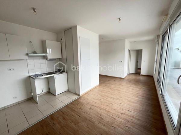 Nouveauté / Carquefou centre / T2 situé au 2ème et dernier étage d'une copropriété de 2018 encore sous garantie décennale !
Il vous propose une pièce de vie avec espace cuisine donnant sur une terrasse de20m2 environ sans vis à vis, une salle de bain avec toilettes. 
Une place de stationnement sécurisée. 
Idéalement situé à proximité des commerces, transports ( arrêt Charbonneau (E5/85/95)