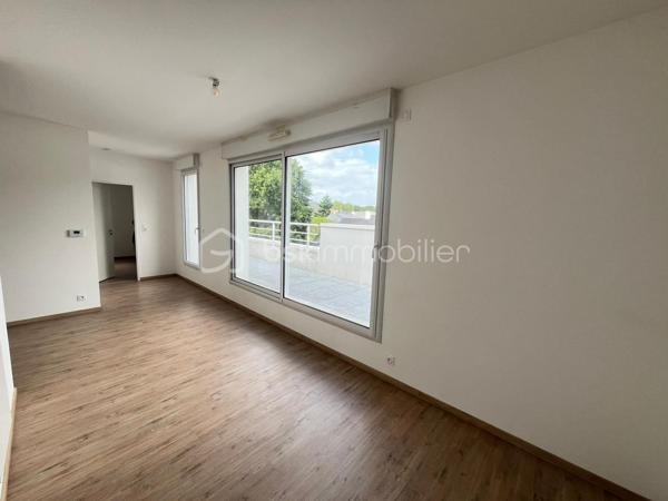 Nouveauté / Carquefou centre / T2 situé au 2ème et dernier étage d'une copropriété de 2018 encore sous garantie décennale !
Il vous propose une pièce de vie avec espace cuisine donnant sur une terrasse de20m2 environ sans vis à vis, une salle de bain avec toilettes. 
Une place de stationnement sécurisée. 
Idéalement situé à proximité des commerces, transports ( arrêt Charbonneau (E5/85/95)