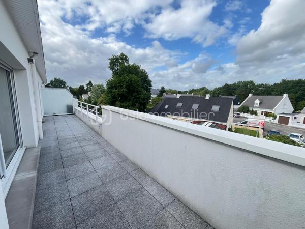 Nouveauté / Carquefou centre / T2 situé au 2ème et dernier étage d'une copropriété de 2018 encore sous garantie décennale !
Il vous propose une pièce de vie avec espace cuisine donnant sur une terrasse de20m2 environ sans vis à vis, une salle de bain avec toilettes. 
Une place de stationnement sécurisée. 
Idéalement situé à proximité des commerces, transports ( arrêt Charbonneau (E5/85/95)