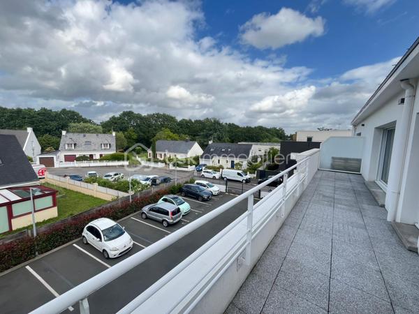 Nouveauté / Carquefou centre / T2 situé au 2ème et dernier étage d'une copropriété de 2018 encore sous garantie décennale !
Il vous propose une pièce de vie avec espace cuisine donnant sur une terrasse de20m2 environ sans vis à vis, une salle de bain avec toilettes. 
Une place de stationnement sécurisée. 
Idéalement situé à proximité des commerces, transports ( arrêt Charbonneau (E5/85/95)