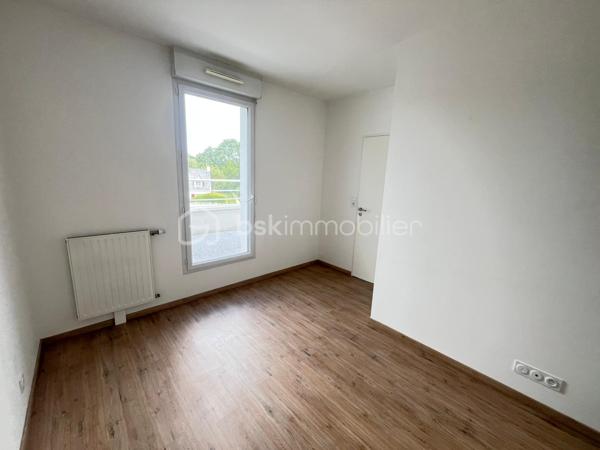 Nouveauté / Carquefou centre / T2 situé au 2ème et dernier étage d'une copropriété de 2018 encore sous garantie décennale !
Il vous propose une pièce de vie avec espace cuisine donnant sur une terrasse de20m2 environ sans vis à vis, une salle de bain avec toilettes. 
Une place de stationnement sécurisée. 
Idéalement situé à proximité des commerces, transports ( arrêt Charbonneau (E5/85/95)