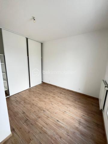 Nouveauté / Carquefou centre / T2 situé au 2ème et dernier étage d'une copropriété de 2018 encore sous garantie décennale !
Il vous propose une pièce de vie avec espace cuisine donnant sur une terrasse de20m2 environ sans vis à vis, une salle de bain avec toilettes. 
Une place de stationnement sécurisée. 
Idéalement situé à proximité des commerces, transports ( arrêt Charbonneau (E5/85/95)