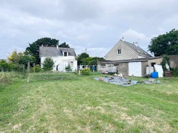 EXCLUSIVITE- Maison des années 60 entièrement à rénover sur terrain de 2375 m2 (1070 m2 non constructible) , beau potentiel pour ce bien , prévoir des travaux ,située dans un authentique village de paludiers, à seulement deux pas du Pouliguen et des commodités, cette maison ancienne entièrement à rénover offre un très beau potentiel d’aménagement dans un environnement calme et recherché.

Édifiée sur un terrain de plus de 2 000 m², dont environ 1 000 m² non constructibles, la propriété séduira les amoureux de la nature et des projets de rénovation de caractère.
La maison se compose actuellement :
* d’un salon-séjour,
* d’une cuisine,
* de deux chambres,
* d’une salle d’eau,
* d’un escalier extérieur donnant accès aux combles aménageables.

Un grand garage indépendant complète l’ensemble.

Le charme de l’ancien, les volumes exploitables et l’emplacement privilégié en font un bien rare avec de nombreuses possibilités : résidence principale, maison de vacances ou investissement patrimonial.

À découvrir sans tarder, contactez-moi!