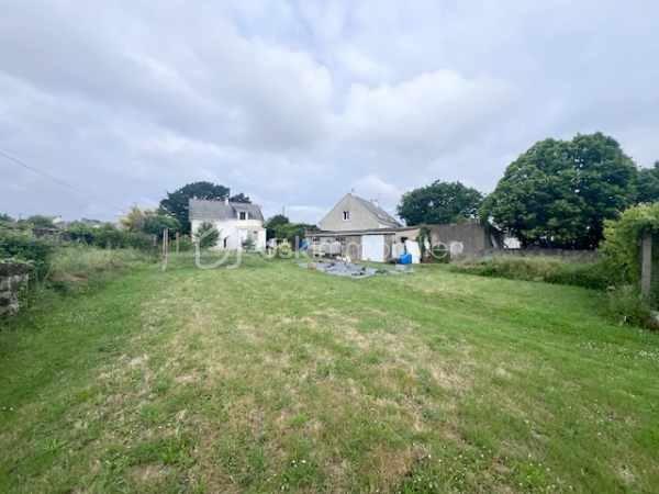 EXCLUSIVITE- Maison des années 60 entièrement à rénover sur terrain de 2375 m2 (1070 m2 non constructible) , beau potentiel pour ce bien , prévoir des travaux ,située dans un authentique village de paludiers, à seulement deux pas du Pouliguen et des commodités, cette maison ancienne entièrement à rénover offre un très beau potentiel d’aménagement dans un environnement calme et recherché.

Édifiée sur un terrain de plus de 2 000 m², dont environ 1 000 m² non constructibles, la propriété séduira les amoureux de la nature et des projets de rénovation de caractère.
La maison se compose actuellement :
* d’un salon-séjour,
* d’une cuisine,
* de deux chambres,
* d’une salle d’eau,
* d’un escalier extérieur donnant accès aux combles aménageables.

Un grand garage indépendant complète l’ensemble.

Le charme de l’ancien, les volumes exploitables et l’emplacement privilégié en font un bien rare avec de nombreuses possibilités : résidence principale, maison de vacances ou investissement patrimonial.

À découvrir sans tarder, contactez-moi!