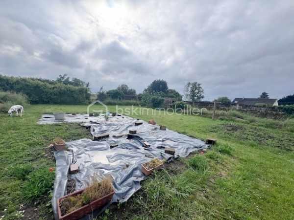EXCLUSIVITE- Maison des années 60 entièrement à rénover sur terrain de 2375 m2 (1070 m2 non constructible) , beau potentiel pour ce bien , prévoir des travaux ,située dans un authentique village de paludiers, à seulement deux pas du Pouliguen et des commodités, cette maison ancienne entièrement à rénover offre un très beau potentiel d’aménagement dans un environnement calme et recherché.

Édifiée sur un terrain de plus de 2 000 m², dont environ 1 000 m² non constructibles, la propriété séduira les amoureux de la nature et des projets de rénovation de caractère.
La maison se compose actuellement :
* d’un salon-séjour,
* d’une cuisine,
* de deux chambres,
* d’une salle d’eau,
* d’un escalier extérieur donnant accès aux combles aménageables.

Un grand garage indépendant complète l’ensemble.

Le charme de l’ancien, les volumes exploitables et l’emplacement privilégié en font un bien rare avec de nombreuses possibilités : résidence principale, maison de vacances ou investissement patrimonial.

À découvrir sans tarder, contactez-moi!