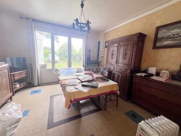 EXCLUSIVITE- Maison des années 60 entièrement à rénover sur terrain de 2375 m2 (1070 m2 non constructible) , beau potentiel pour ce bien , prévoir des travaux ,située dans un authentique village de paludiers, à seulement deux pas du Pouliguen et des commodités, cette maison ancienne entièrement à rénover offre un très beau potentiel d’aménagement dans un environnement calme et recherché.

Édifiée sur un terrain de plus de 2 000 m², dont environ 1 000 m² non constructibles, la propriété séduira les amoureux de la nature et des projets de rénovation de caractère.
La maison se compose actuellement :
* d’un salon-séjour,
* d’une cuisine,
* de deux chambres,
* d’une salle d’eau,
* d’un escalier extérieur donnant accès aux combles aménageables.

Un grand garage indépendant complète l’ensemble.

Le charme de l’ancien, les volumes exploitables et l’emplacement privilégié en font un bien rare avec de nombreuses possibilités : résidence principale, maison de vacances ou investissement patrimonial.

À découvrir sans tarder, contactez-moi!